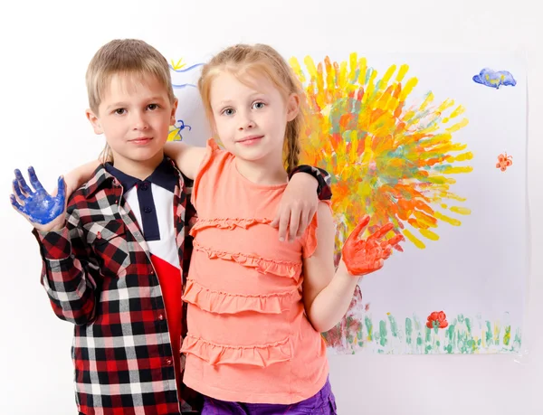 Niña y niño con las manos pintadas dibujo . — Foto de Stock