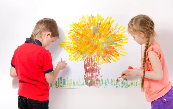 Un niño y una niña pintan un cuadro juntos — Foto de Stock