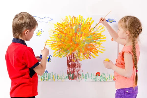 A boy and a girl paint a picture together — Stock Photo, Image