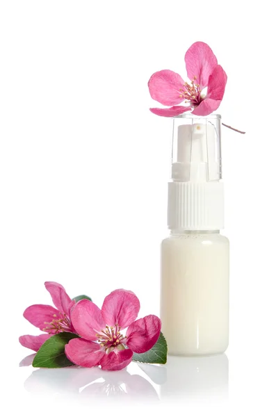 Botella crema facial con flor rosa aislada en blanco — Foto de Stock