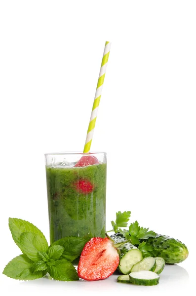 Groene smoothie als gezonde zomer drank geïsoleerd op witte backgro — Stockfoto