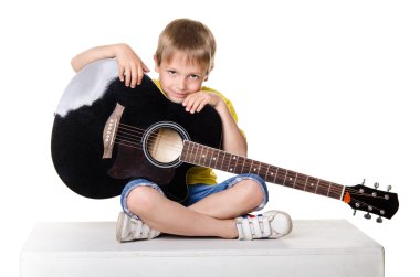 gitar bir yere üstünde izole lotos poz ile oturan çocuk beyaz b