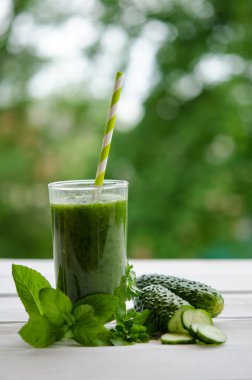 Yeşil yüzlü sağlıklı yaz içeceği olarak