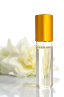 Yüz kremi şişe whith çiçekler üzerinde beyaz izole