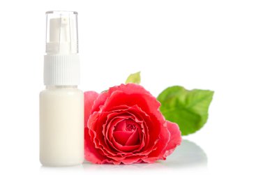 Pembe Gül beyaz izole şişeyle yüz kremi