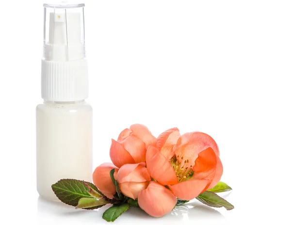 Botella crema facial con flor rosa aislada en blanco — Foto de Stock