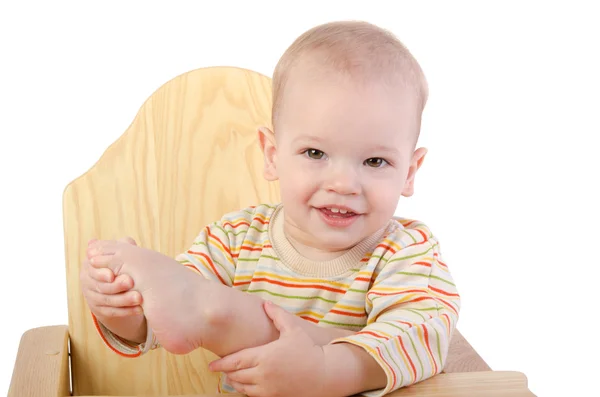 Niedlicher Junge sitzt auf einem Stuhl — Stockfoto