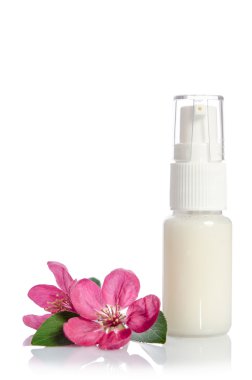 İzole üzerinde beyaz şişeyle yüz kremi