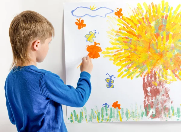 Boy draws a picture — Stock Photo, Image