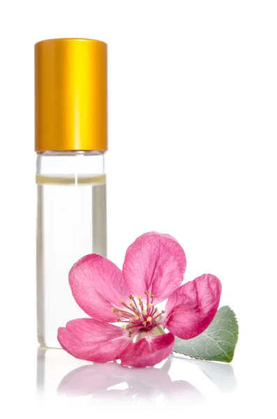 Botella crema facial con flores aisladas en blanco — Foto de Stock