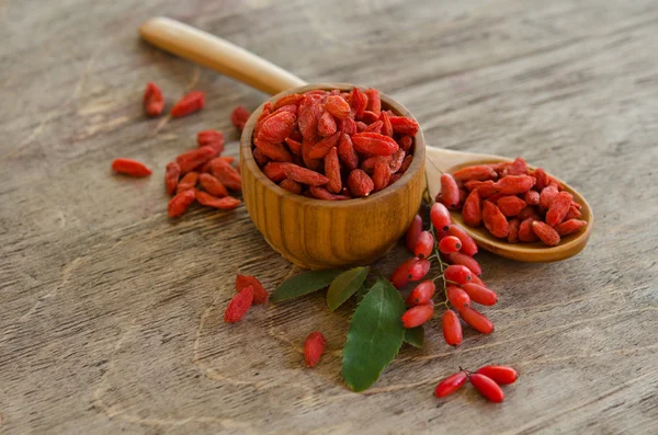 Berberries és goji bogyós gyümölcsök, elszigetelt fából készült háttér — Stock Fotó