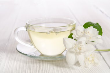 Cam bardak çay ile yasemin beyaz zemin üzerine