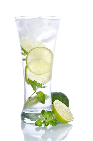 Cóctel Mojito con lima sobre fondo blanco — Foto de Stock