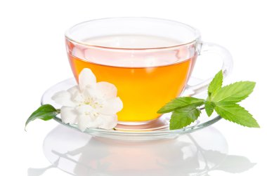 Cam bardak çay ile yasemin beyaz zemin üzerine