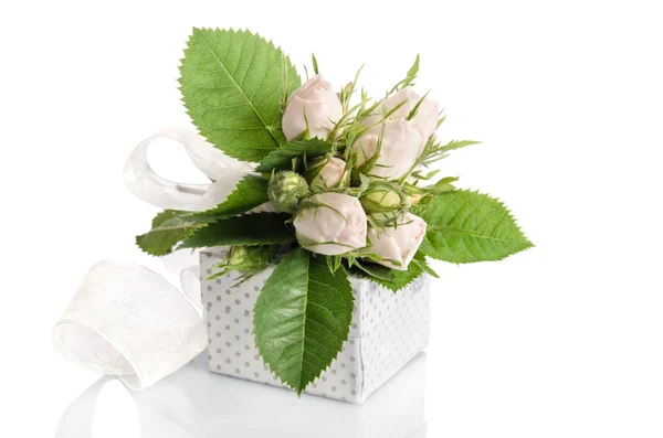 Geschenk box en witte rozen op witte achtergrond — Stockfoto