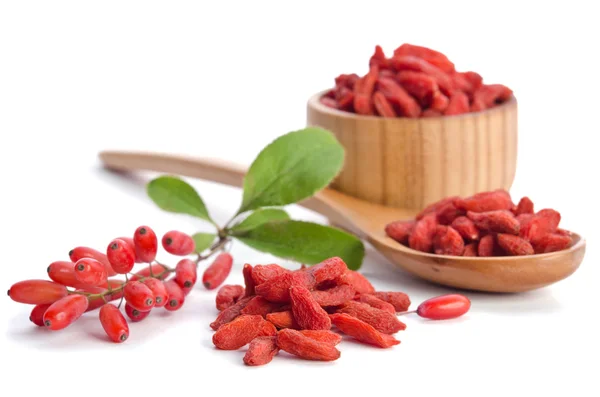 Bagas de berberries e goji isoladas em fundo branco — Fotografia de Stock