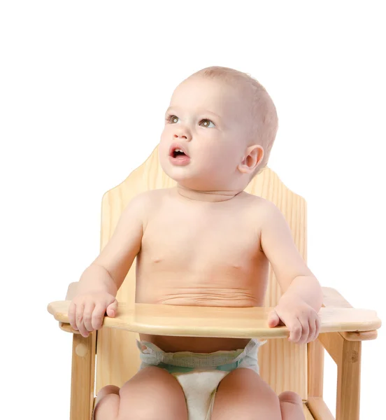 Leuke jongen zit op een stoel — Stockfoto