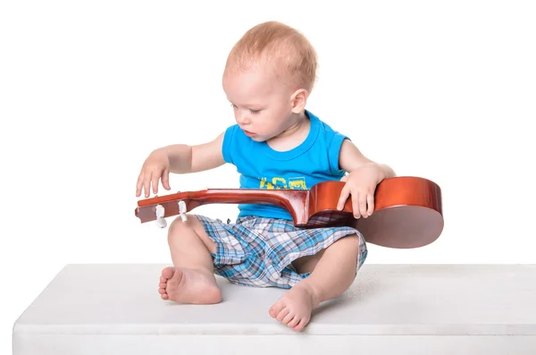 Niedlicher kleiner Junge mit Gitarre isoliert auf weißem Hintergrund — Stockfoto