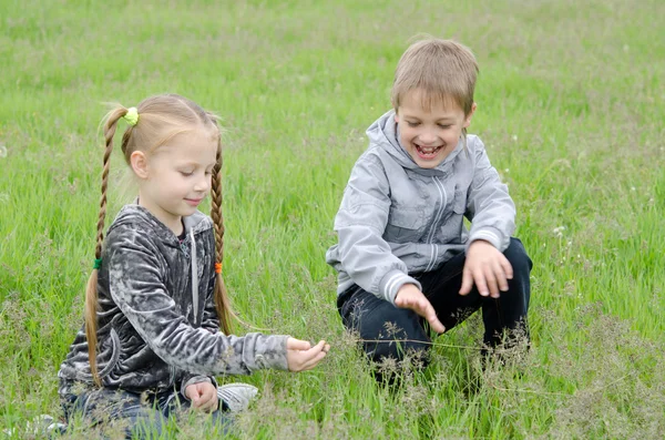 oturma ve kız parkta bakarak yakışıklı