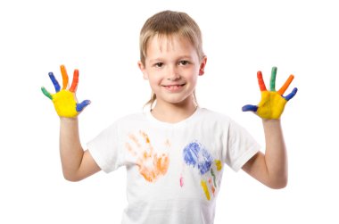 Whit üzerinde izole renkli boya boyalı ellerle komik çocuk
