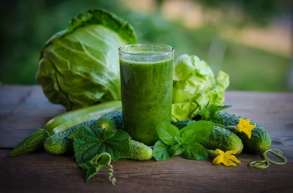 Batido verde con pepino, menta, calabacín y col como cura —  Fotos de Stock