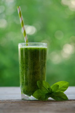 Ahşap masa üzerinde sağlıklı yaz içeceği nane ile yeşil smoothie