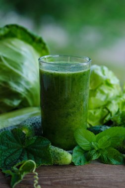 Salatalık, nane, kabak ve lahana gibi yeşil smoothie iyileşmek