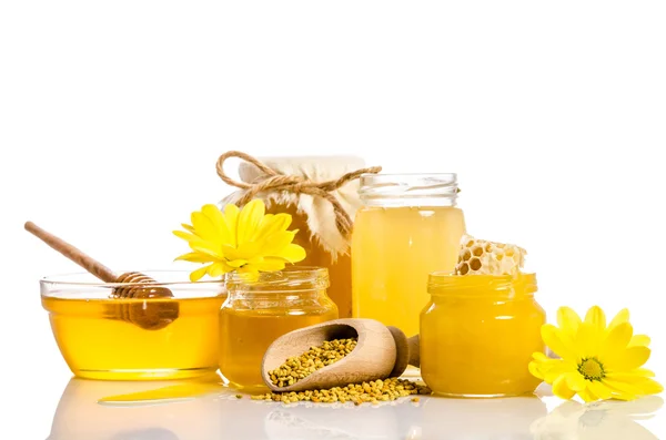Банк меда с сотами, стеклянная чаша с медом и вуаля — стоковое фото