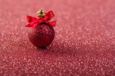 Parlak kırmızı yüzeyi olan kırmızı bir Noel topu. Yeni Yıl Dekorasyonu.