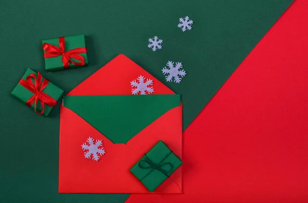 Kırmızı Zarf Kırmızı Yeşil Arka Planda Noel Hediyeleri Yeni Yıl — Stok fotoğraf