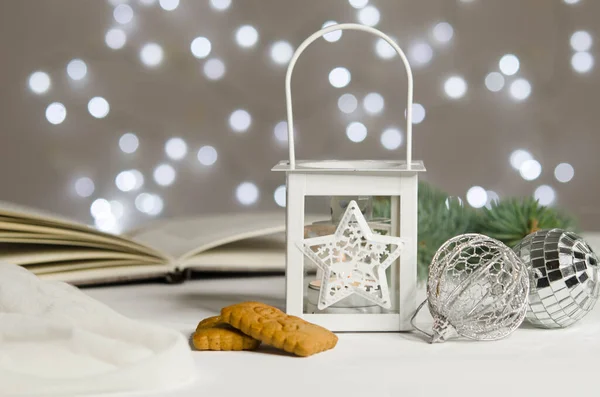 Kerstversiering Zaklamp Ballen Koekjes Een Bokeh Achtergrond Nieuwjaarsdecoratie — Stockfoto