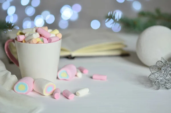 Volle Tasse Mit Bunten Marshmallows Und Weihnachtskugel Auf Bokeh Hintergrund — Stockfoto