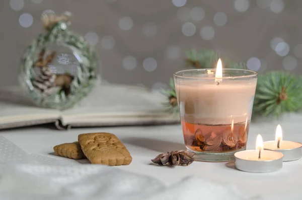 Kerstversiering Kaarsen Koekjes Specerijen Dennentakken Nieuwjaarsdecoratie — Stockfoto