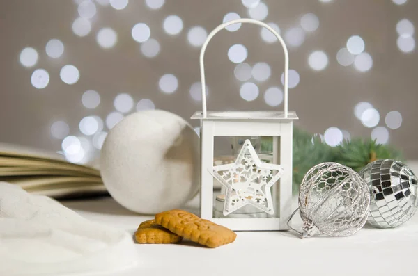 Decorazioni Natalizie Torcia Elettrica Palline Biscotti Tavolo Bianco Decorazione Capodanno — Foto Stock