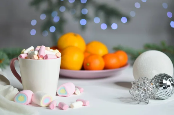 Marshmallows Tangerinas Bola Natal Fundo Bokeh Decoração Ano Novo — Fotografia de Stock