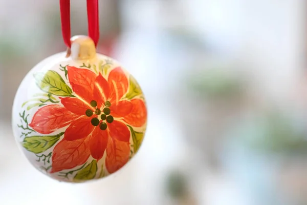 Bola Navidad Colgando Una Cinta Roja Sobre Fondo Borroso Decoración — Foto de Stock