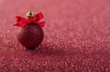 Kırmızı yüzeyi olan kırmızı bir Noel topu. Yeni Yıl Dekorasyonu.