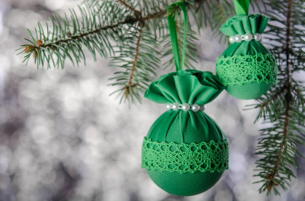 Groene Kerstballen Met Een Patroon Een Groene Sparren Tak Nieuwjaarsdecoratie — Stockfoto