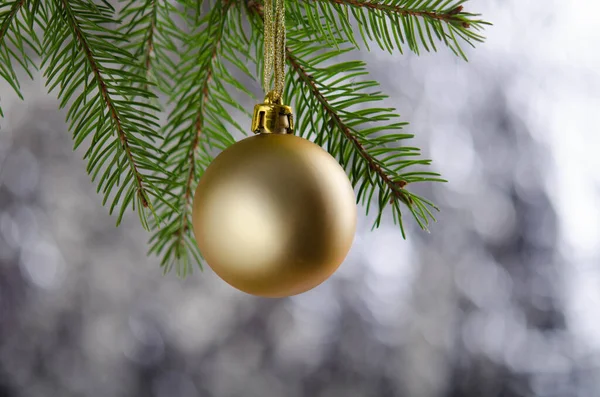 Palla Natale Opaca Dorata Pende Ramo Abete Rosso Decorazione Anno — Foto Stock