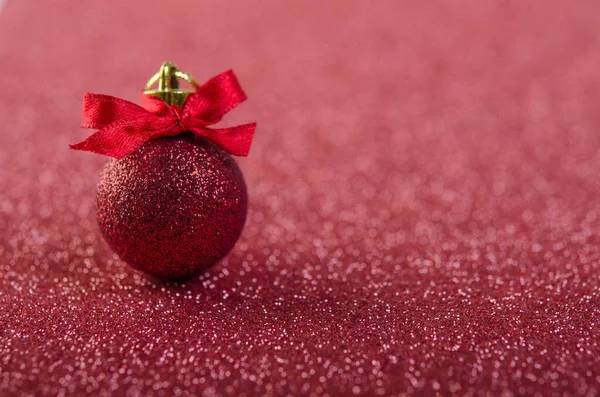 红色表面上的红色圣诞球 新年装饰 — 图库照片