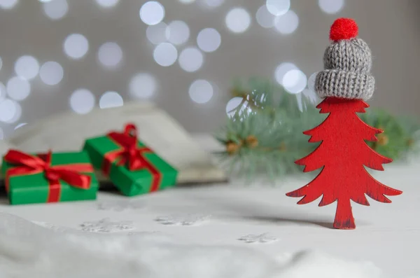 Statuetta Rossa Albero Natale Scatole Verdi Con Regali Decorazione Capodanno — Foto Stock