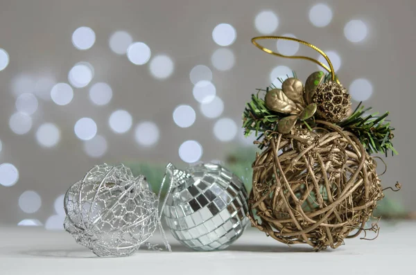 Tres Bolas Navidad Yacen Sobre Una Mesa Blanca Sobre Fondo —  Fotos de Stock