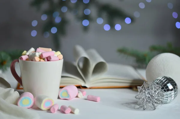 Marshmallow Boek Kerstballen Bokeh Achtergrond Nieuwjaarsdecoratie — Stockfoto