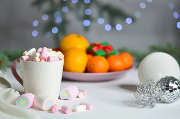 Marshmallows Mandarijnen Kerstballen Bokeh Achtergrond Nieuwjaarsdecoratie — Stockfoto