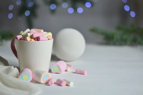 Marshmallows Und Weihnachtskugeln Links Vor Einem Bokeh Hintergrund Neujahrsdekoration — Stockfoto