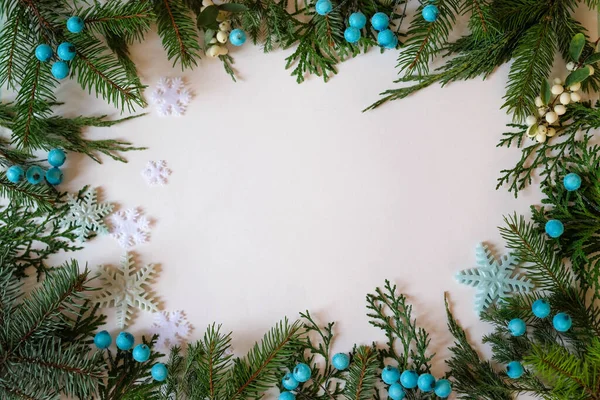 Рождественская Рама Хвойных Ветвей Голубых Ягод Голубых Снежинок Новогоднее Оформление — стоковое фото