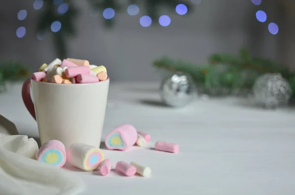 Beker Vol Marshmallows Kerstballen Zijn Wazig Nieuwjaarsdecoratie — Stockfoto