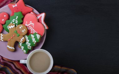 Kâsede zencefilli kurabiye, bardakta kakao ve mesaj için boş alan. Noel süslemesi.