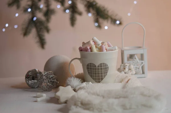 Marshmallows Een Kopje Kerstballen Koekjes Kerstversiering — Stockfoto