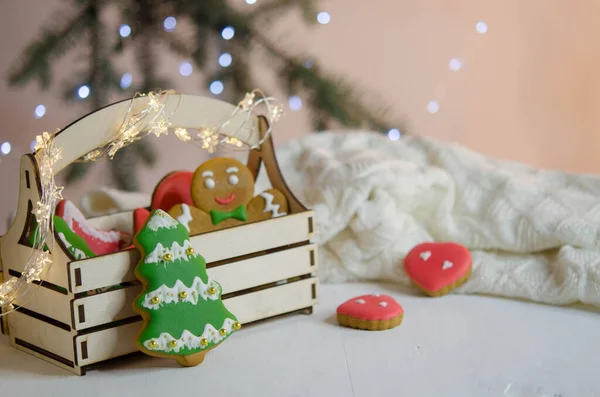 Árbol Jengibre Cerca Caja Fondo Una Rama Árbol Navidad Decoración —  Fotos de Stock